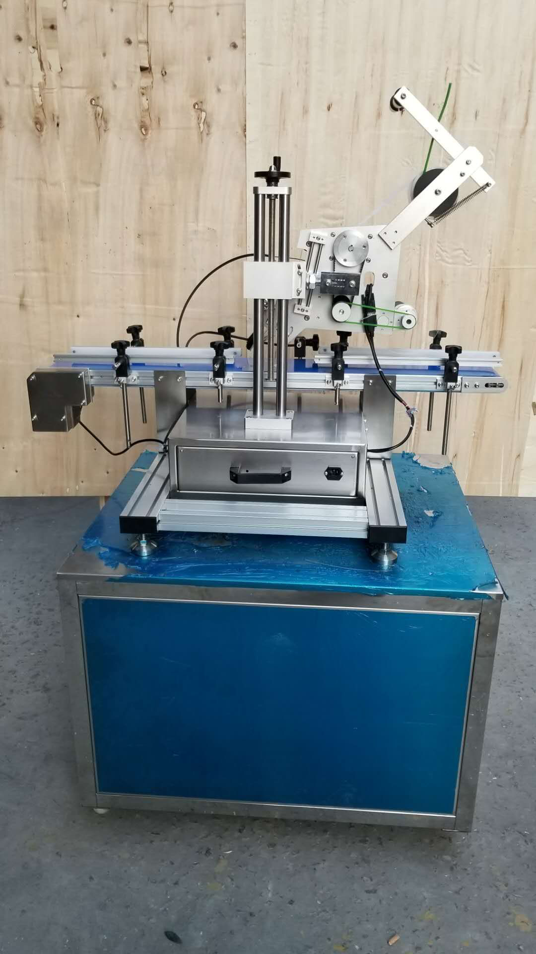 Automatic table top flat surface bottle labeling machine