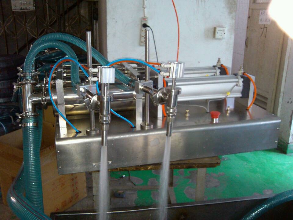 Double head liquid filling machine